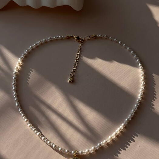 Колье-чокер «Сияние жемчуга» из горного хрусталя и Майорки