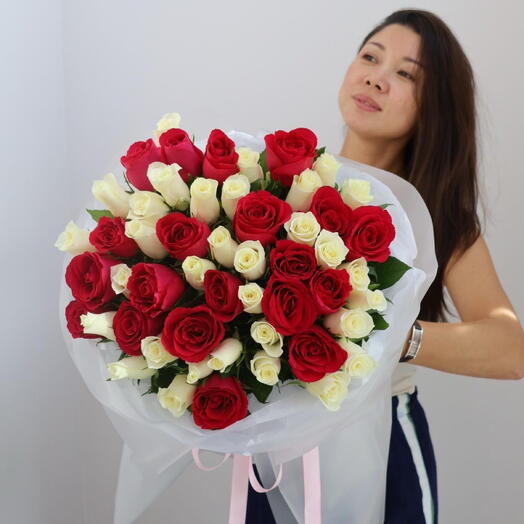 Қызыл-ақ микс 51 раушан