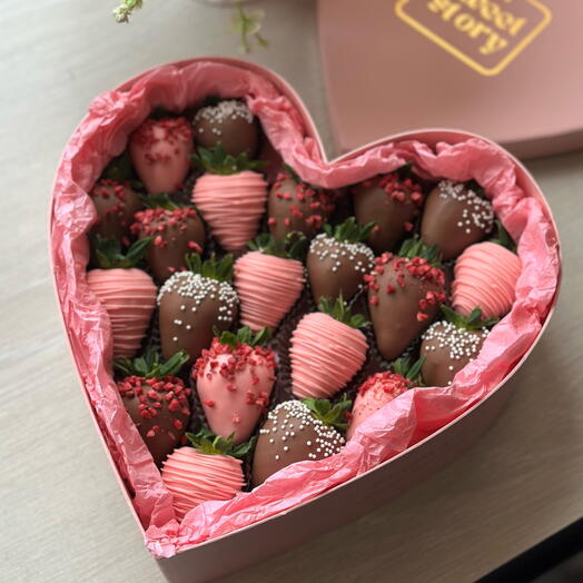 Розовое сердце клубники в шоколаде S