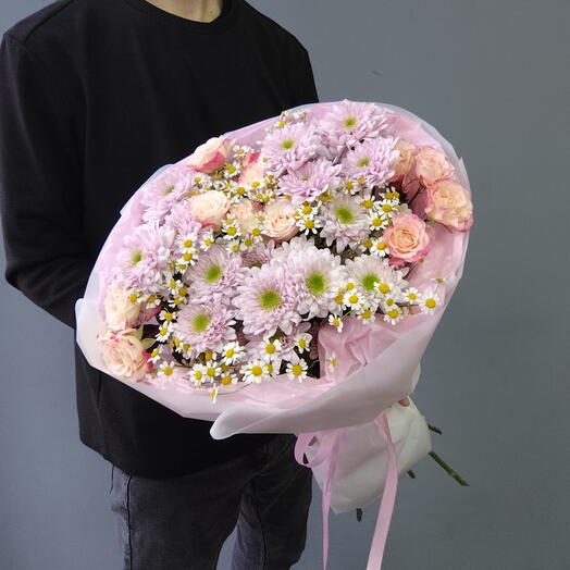 Авторский букет из кустовых хризантем, Коммандер Пинк, роза Рефлекс и ромашек (матрикарий)