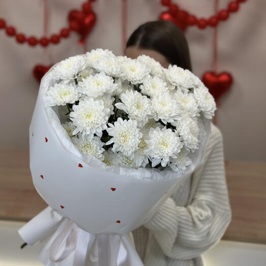 Букет из 5 кустовых хризантем в упаковке с сердечками для любимой