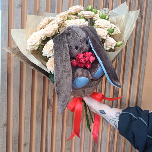 Бежевые кустовые розы с мягкой игрушкой для любимой