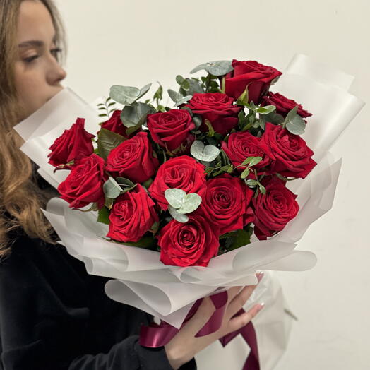 Букет с аллыми розами