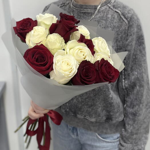Букет красных и белых роз (15)