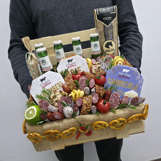 Премиум ящик подарок с сырами, колбасами и безалкогольным пивом