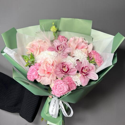 Букет «Нежное прикосновение» с розами, орхидеей, эустомой и хризантемами