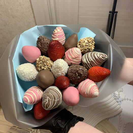 Букет на 8 марта из клубники 20 шт