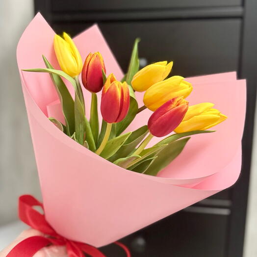 Букет 7 тюльпанов Лучики солнца»  презент любимой, корпоративный заказ отивный