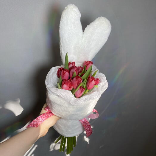 Милый букет-зайчик с розовыми тюльпанами