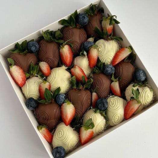набор клубники в шоколаде callebaut 16 штук в дополнении с голубикой и разрезанной клубникой