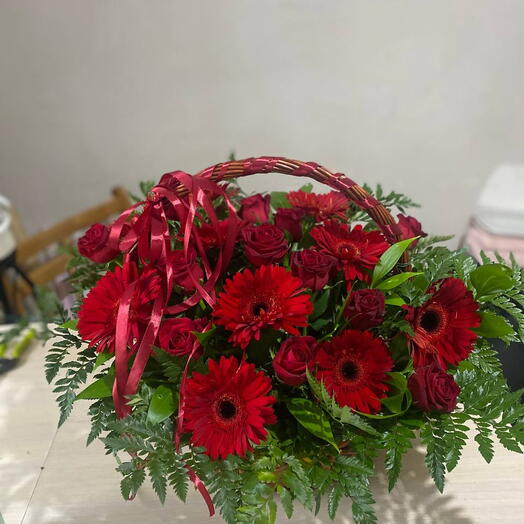 Корзина с красными герберами и розами