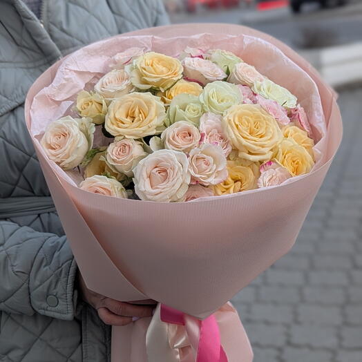 Нежный букет из микса кустовых роз
