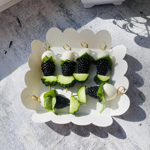 Канапе с моцареллой и ежевикой