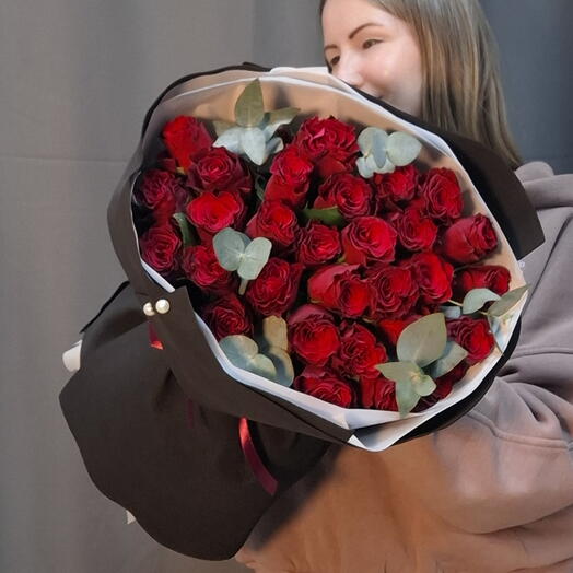 Красные розы 29 шт в чёрной упаковке