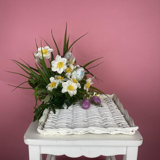 Пасхальная композиция из искусственных цветов на плетеной тарелке