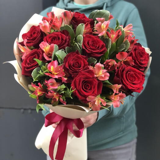 Букет из роз и альстромерий в красных тонах с упаковкой