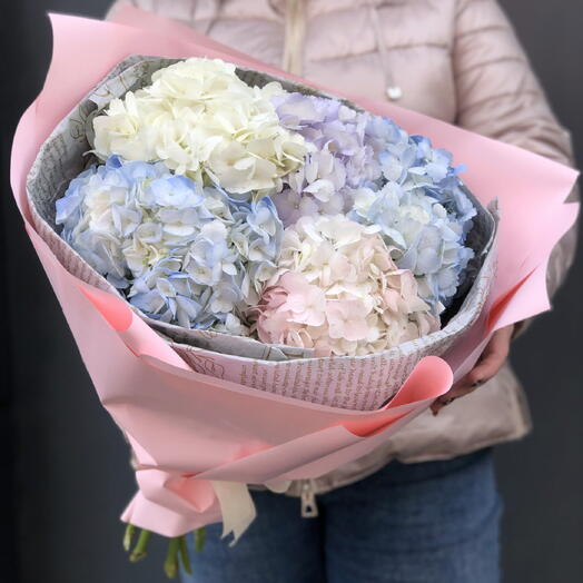 Букет из 5 гортензий микс в комбинированной упаковке