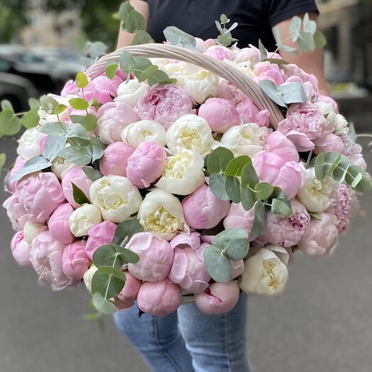 101 нежный пион с эвкалиптом в корзине🌸🌿