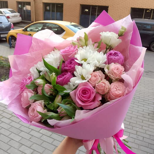 Ramo de rosas de peonía arbustiva, orquídeas y alstroemeria