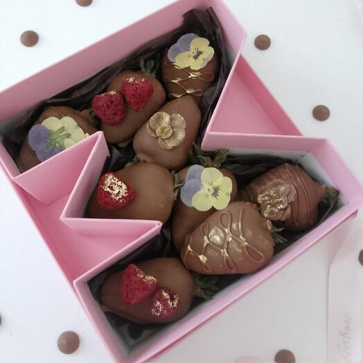 Буква М с клубникой в шоколаде "Маме" 10-12 ягод