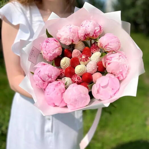 Пионы 9 шт. и клубника в шоколаде