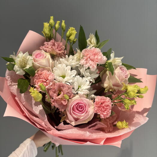 Сборный букет с розой и лизиантусом «Клубничный крем»🌸