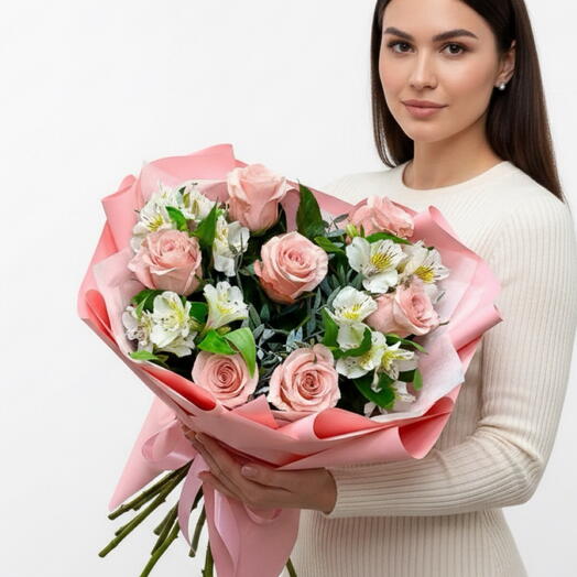 Нежные розы 7 шт. с белыми альстромериями в нежно-розовой упаковке🌸