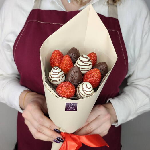 Strawberry bouquet, chocolate-covered strawberries, edible bouquet, sweet bouquet Strawberry bouquet in beige packaging