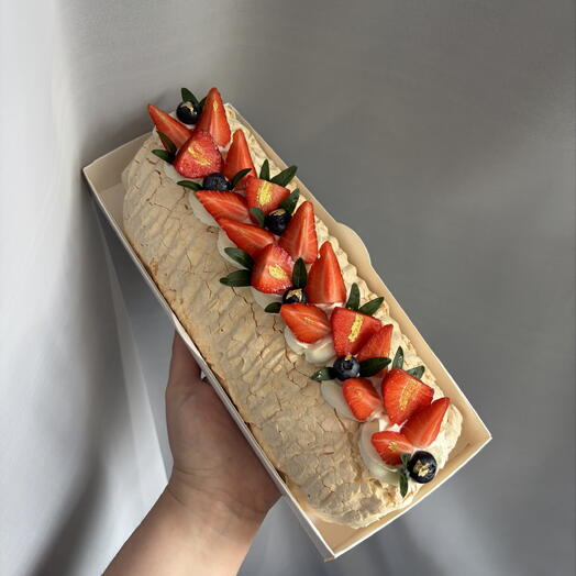 Меренговый рулет с декором (голубика и клубника)