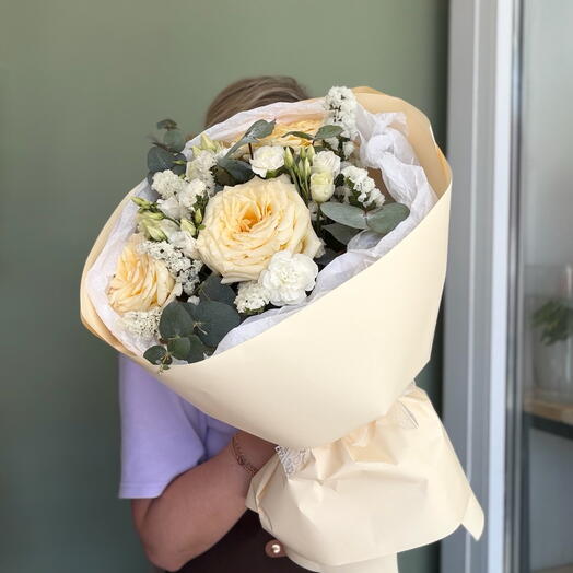 Букет из роз, диантусов, эустомы, статицы и эвкалипта