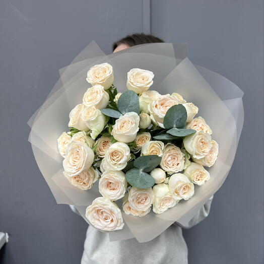 9 нежных персиковых кустовых роз с эвкалиптом 💞