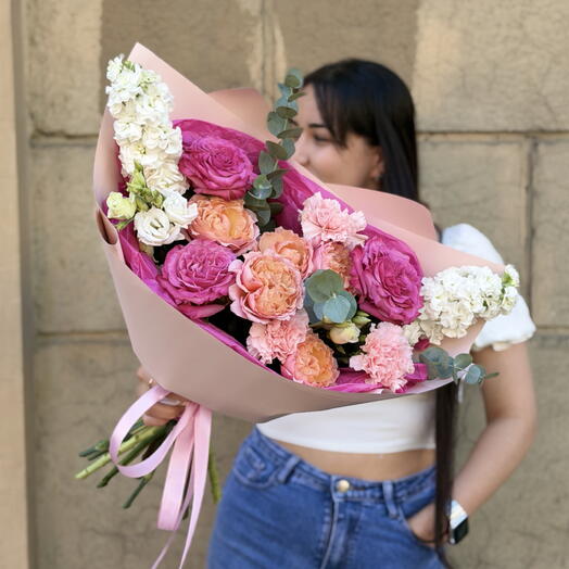 Букет «Фуксия» с пионовидными розами и маттиолой