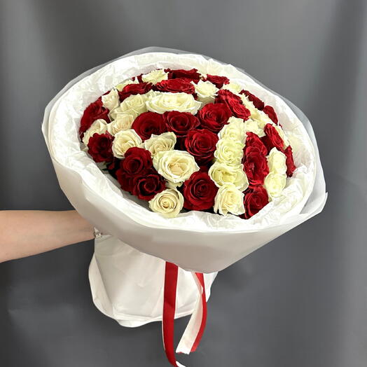 Букет из 51 бело-красной розы