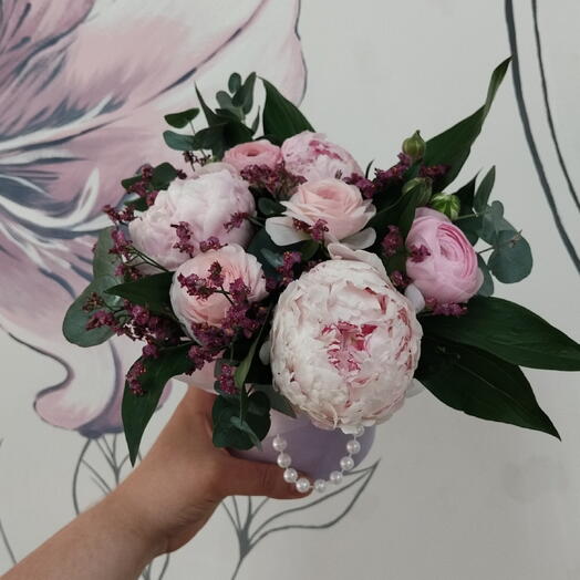 Пионы и ранункулюсы в шлюпной коробке