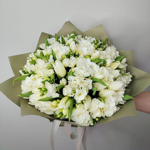 101 фрезия и тюльпан в букете
