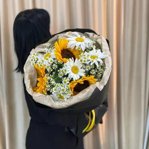 Стильный букет с подсолнухами, ромашками и матрикарией 💛