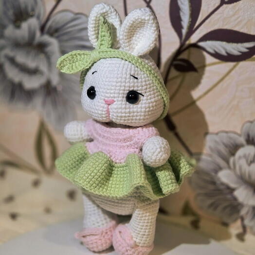 Вязаная игрушка "Зайка"
