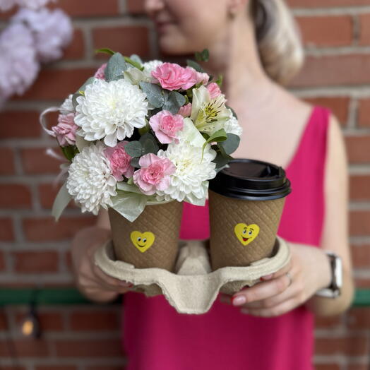 Композиция цветов + кофе☕️🌸