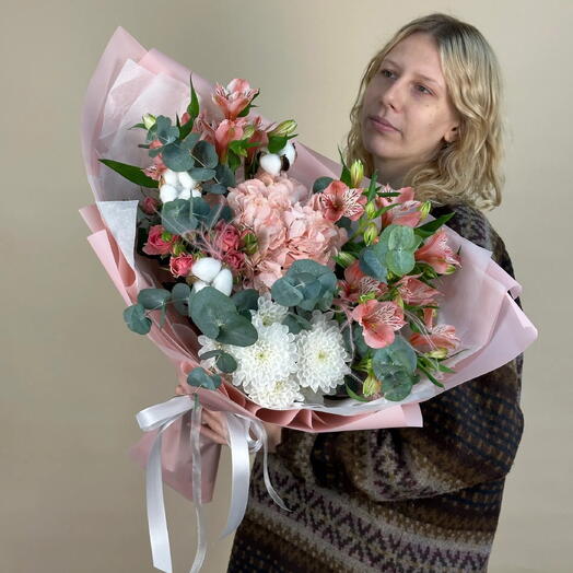 Сборный нежный букет с гортензией альстромерией хлопком хризантемой кустовой розой и стевией