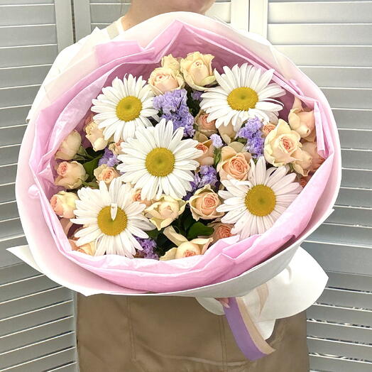 Букет с ромашками и пионовидными кустовыми розами