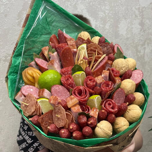 Букет из копченых колбасок,орехов и лайма