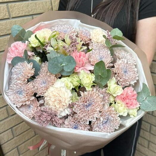 Букет с хризантемой, белой альстромерией, диантусами и кустовыми розами