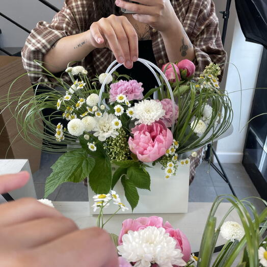 Композиция с пионами