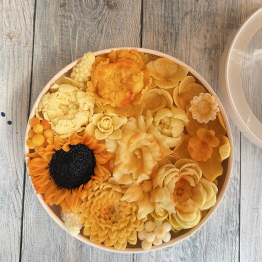 Композиция из птичьего молока со вкусом манго. в шляпной коробке