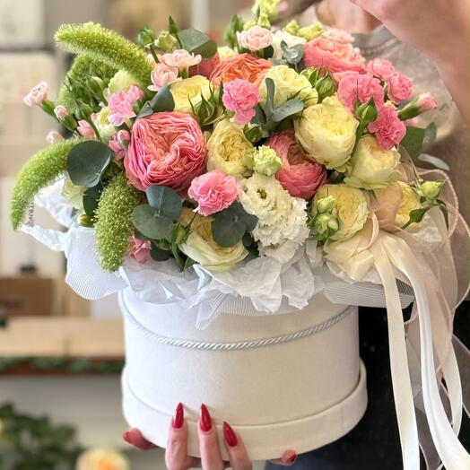 Коробка из букета экзотических цветов, кустовая Роза, Одноголовая пионовидная Роза, эустома, сетария , эвкалипт