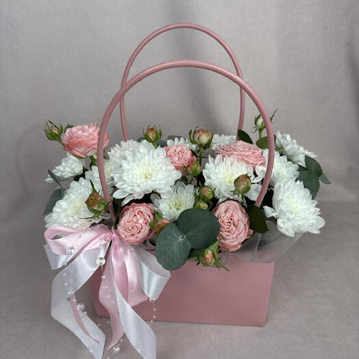 Композиция в сумочке из хризантем и кустовой розочки🌺🎀