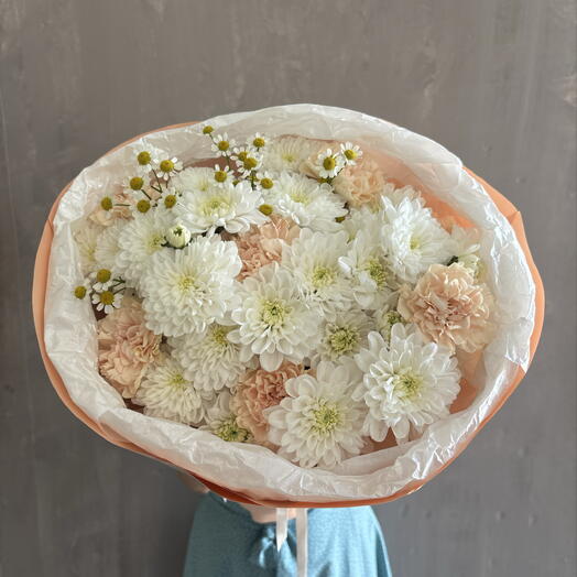 Пышный авторский букет из кустовой хризантемы, ромашки и гвоздик