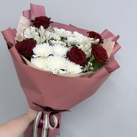 Вытянутый букет с розами красными «Love»