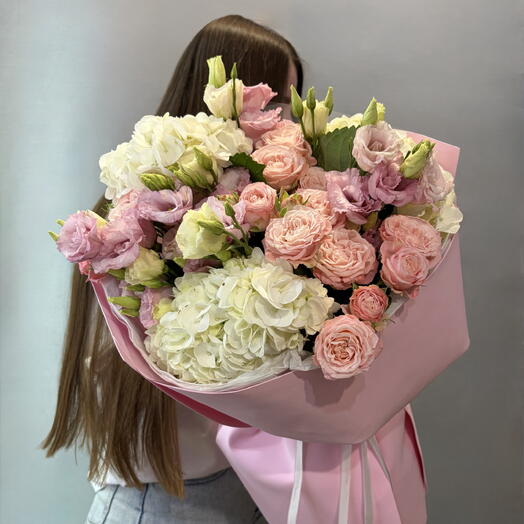 Букет с Гортензией, Розами и Лизиантусом🌸 Нежно круглый букет с Белыми Гортензиями 💕