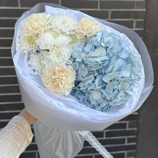 Букет с голубой гортензией,диантусами и хризантемой